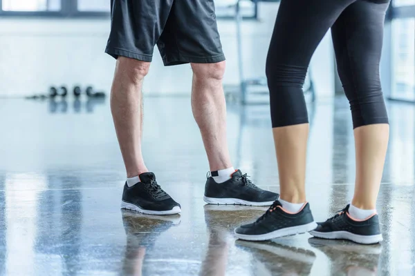 Deportista y deportista en el centro deportivo — Foto de Stock