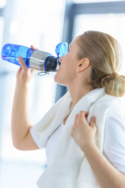 Sportswoman drinking water — Stock Photo, Image