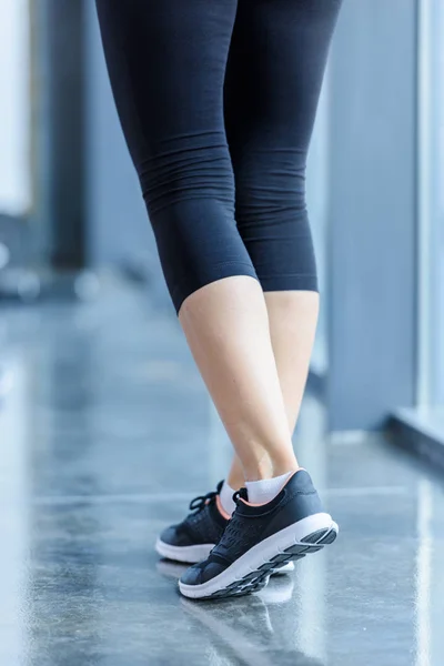 Mujer deportiva en el gimnasio — Foto de Stock