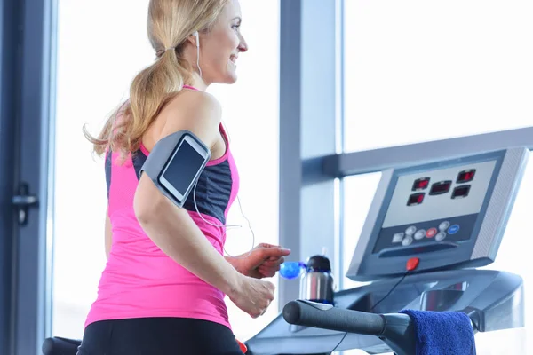 Mujer deportiva en la cinta de correr — Foto de Stock