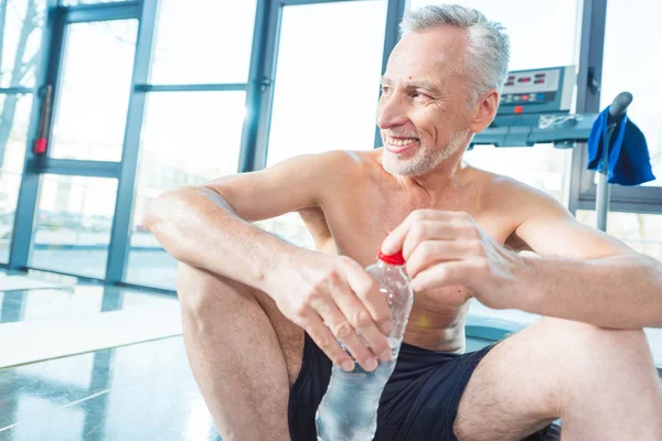 Mature sportsman in gym — Stock Photo, Image
