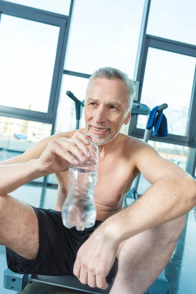 Mature sportsman in gym — Free Stock Photo
