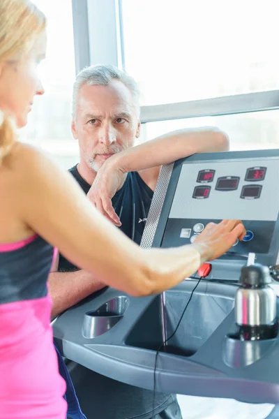 Entrenadora y deportista en gimnasio — Foto de Stock