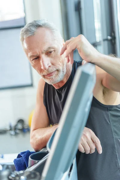 Mogen sportsman i gymmet — Stockfoto