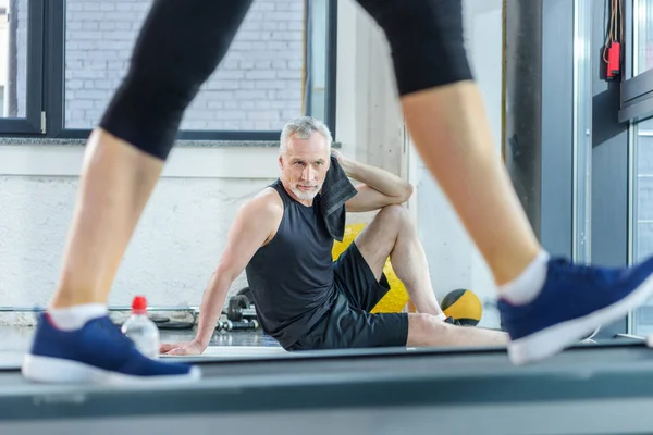 Mature sportsman in gym — Stock Photo, Image