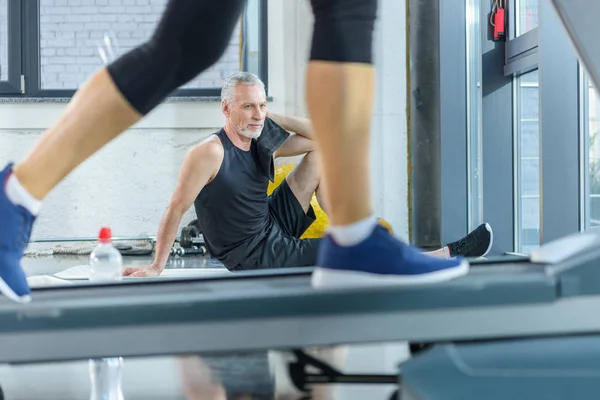 Mogen sportsman i gymmet — Stockfoto