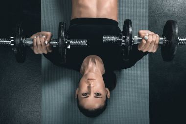 sporcumuz dumbbells ile eğitim 