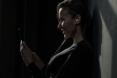Akıllı telefon kullanan sportif kadın 