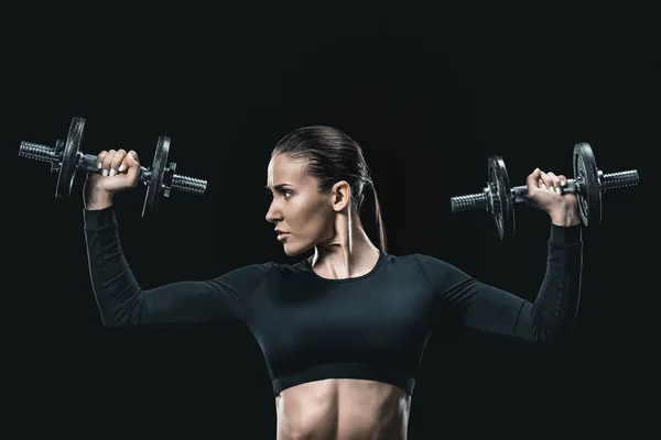 นักกีฬาหญิงฝึกกับดัมเบลล์ — ภาพถ่ายสต็อก