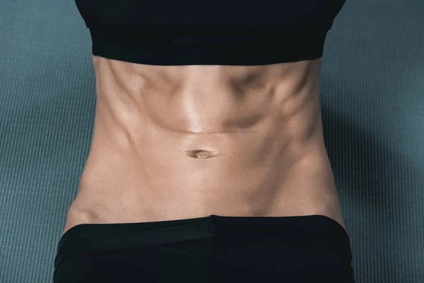 Sportswoman doing abs — Stock Photo, Image