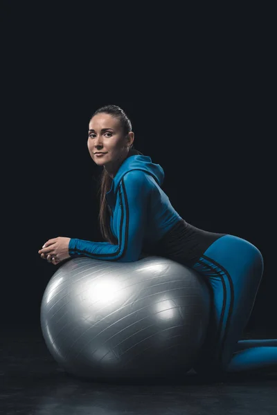 Спортсменка з фітнес-кулькою — стокове фото
