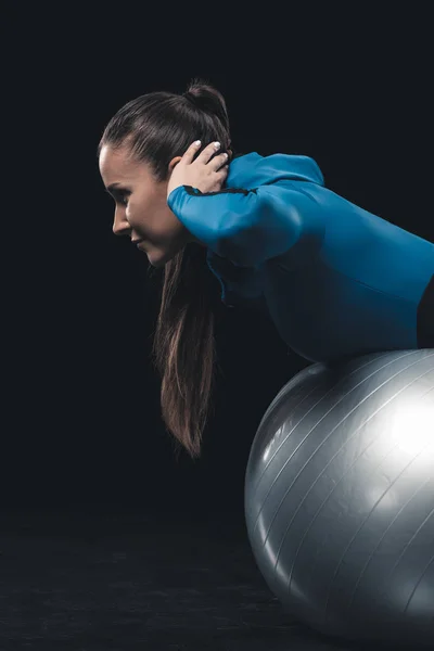 Sportskvinde med fitness bold - Stock-foto