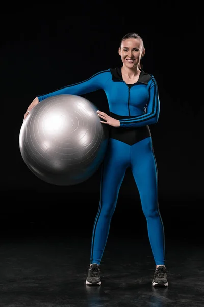 Sportlerin mit Fitnessball — kostenloses Stockfoto