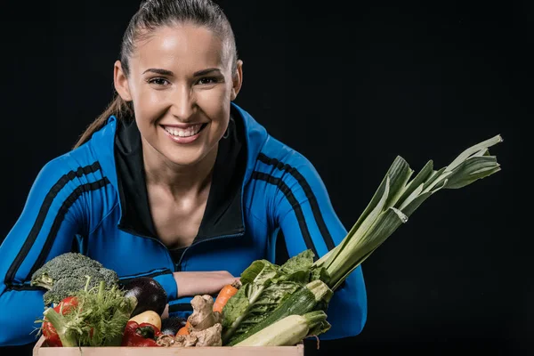 Αθλήτρια με φρέσκα λαχανικά — Φωτογραφία Αρχείου