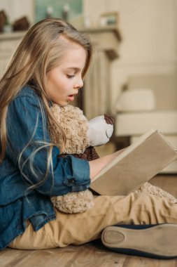 kız kitap okuyor.