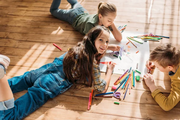 Schattige kinderen tekenen — Stockfoto