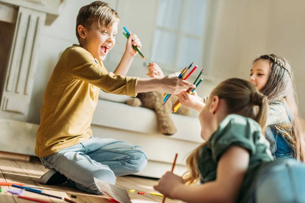 Schattige kinderen tekenen — Stockfoto