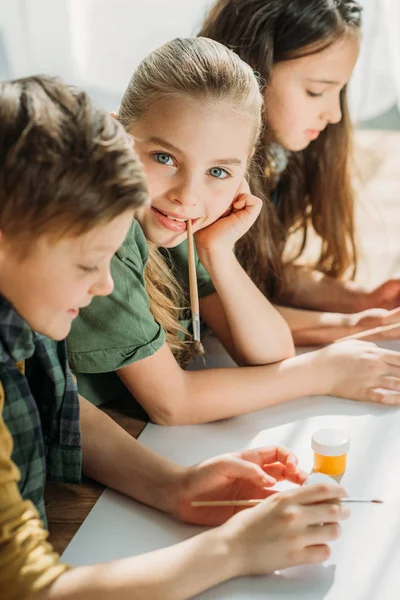 Schattige kinderen schilderen — Stockfoto