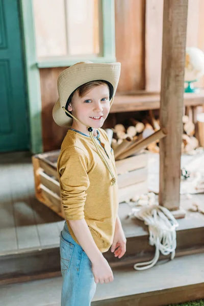 帽子に笑みを浮かべて男の子 — ストック写真