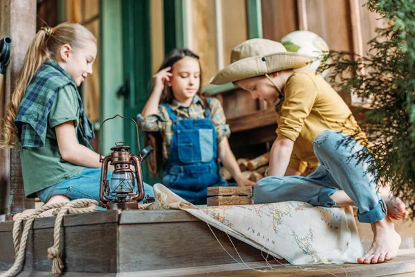 Niños jugando a la búsqueda del tesoro — Foto de Stock