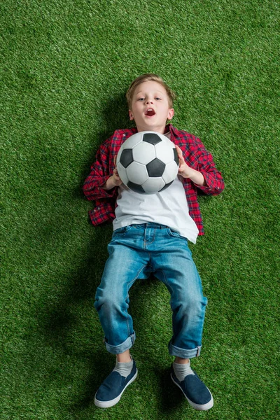 Băiat cu minge de fotbal — Fotografie, imagine de stoc