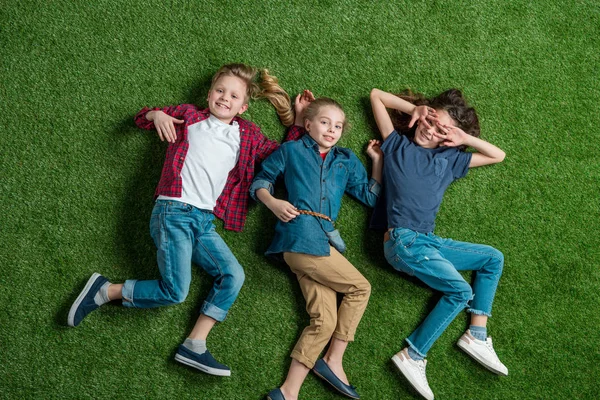 Kinder liegen auf Gras — Stockfoto