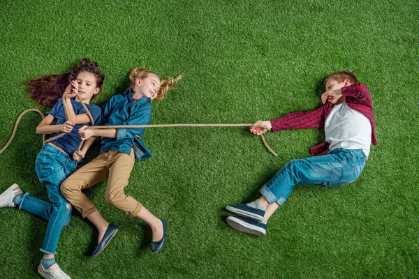 Діти грають на буксирі війни — стокове фото