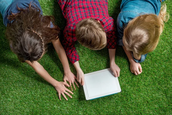 Dzieci za pomocą cyfrowego tabletu — Zdjęcie stockowe