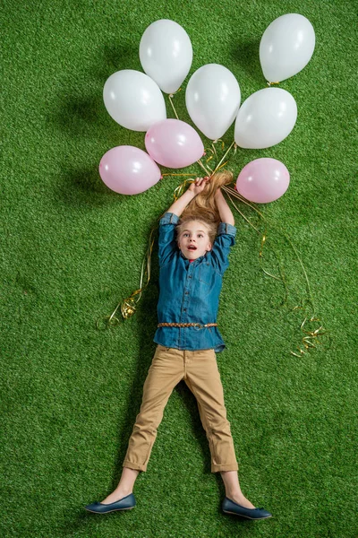 Девочка с воздушными шарами — стоковое фото