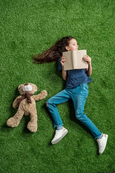 Gadis kecil dengan buku — Stok Foto