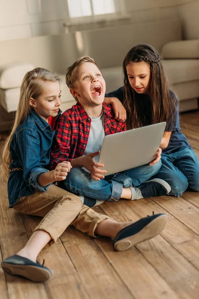 Enfants utilisant un ordinateur portable numérique — Photo