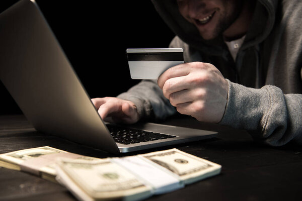 хакер с помощью ноутбука