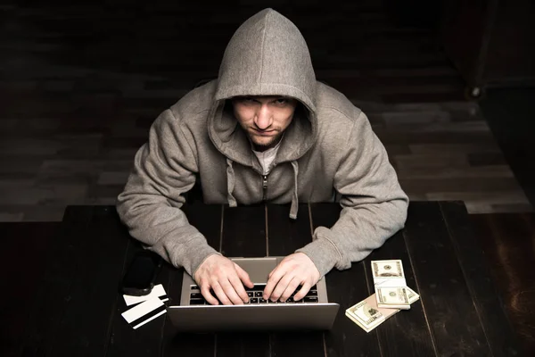 Хакер с помощью ноутбука — стоковое фото