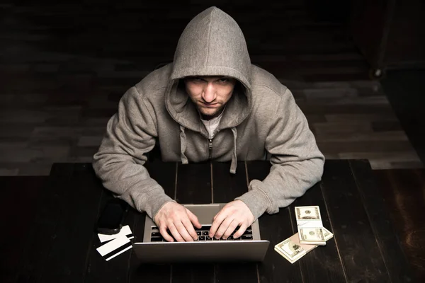 Hacker met laptop — Stockfoto