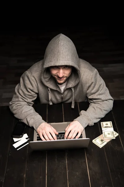 Hackare med hjälp av bärbar dator — Stockfoto