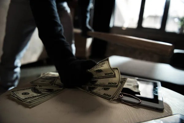 Robber stealing money — Stock Photo, Image