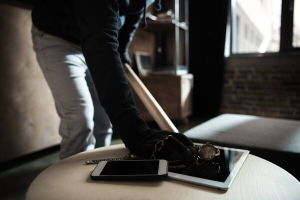 Грабитель крадет ценные вещи
