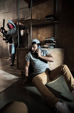 Hırsızları ve korkmuş adam
