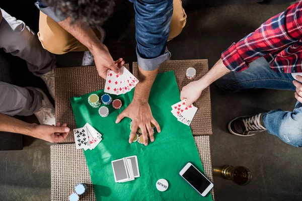 Hommes à la table de jeu — Photo