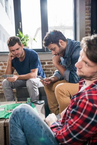 Mannen speelkaarten — Stockfoto