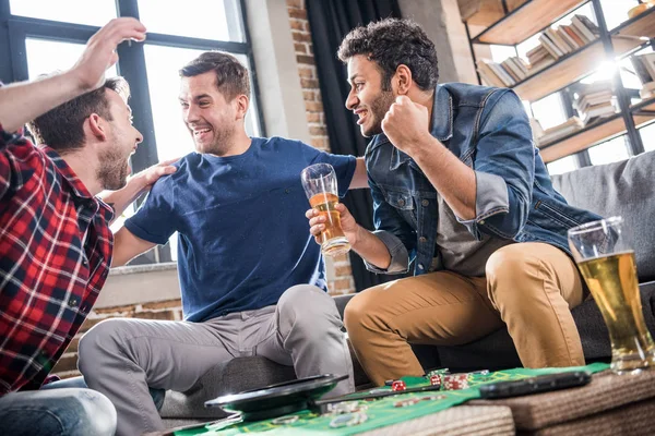 Homens jogando jogo de roleta — Fotografia de Stock