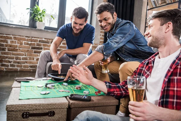 Homens jogando jogo de roleta — Fotografia de Stock