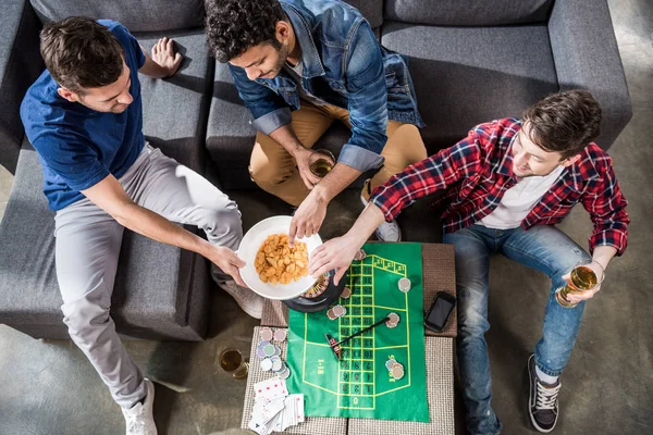 Männer spielen Roulette — Stockfoto