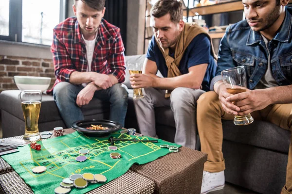 Homens jogando jogo de roleta — Fotografia de Stock