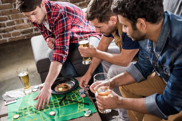 Homens jogando jogo de roleta — Fotografia de Stock