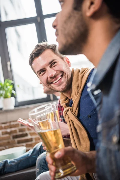 Mannen die bier drinken — Stockfoto