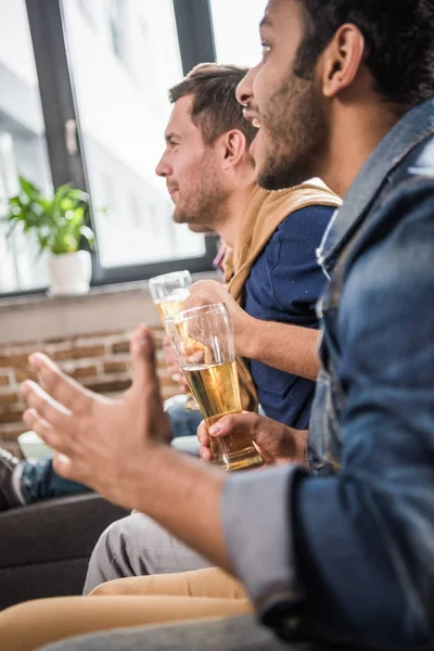 Vänner som dricker öl — Stockfoto