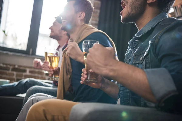 Amigos bebiendo cerveza — Foto de Stock