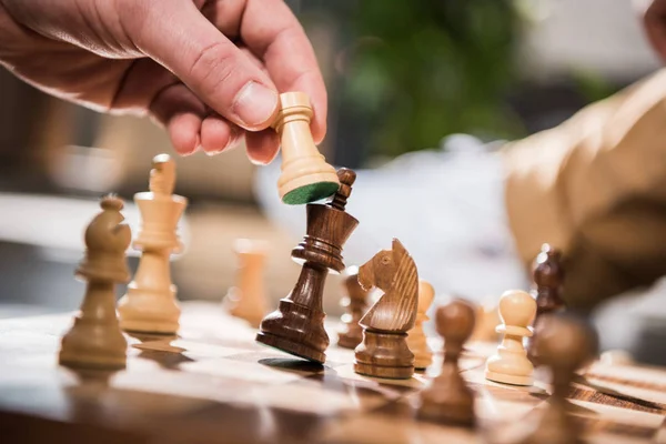 Homem jogando xadrez — Fotografia de Stock
