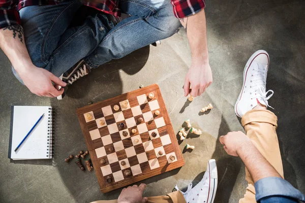 Vänner spelar schack — Stockfoto